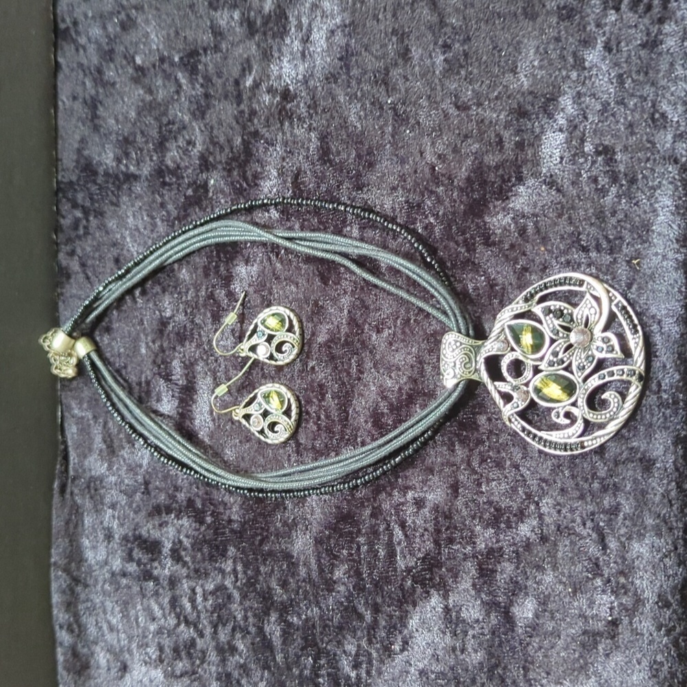 Unbranded Silver Tone Jeweled & Beaded Pendant Necklace & Pierced Earring Set